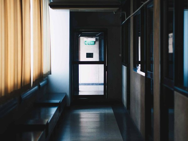 Comment choisir des rideaux occultants pour une chambre sans volets ?